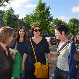 In de Amsterdamse grachten schijnt de zon. Annelies van Ree (Boekhandel Adr. Heinen), Constance Kregting (Dekker vd Vegt), Astrid Verhoeven (Dekker vd Vegt) en Chris Haak (Scheltema)